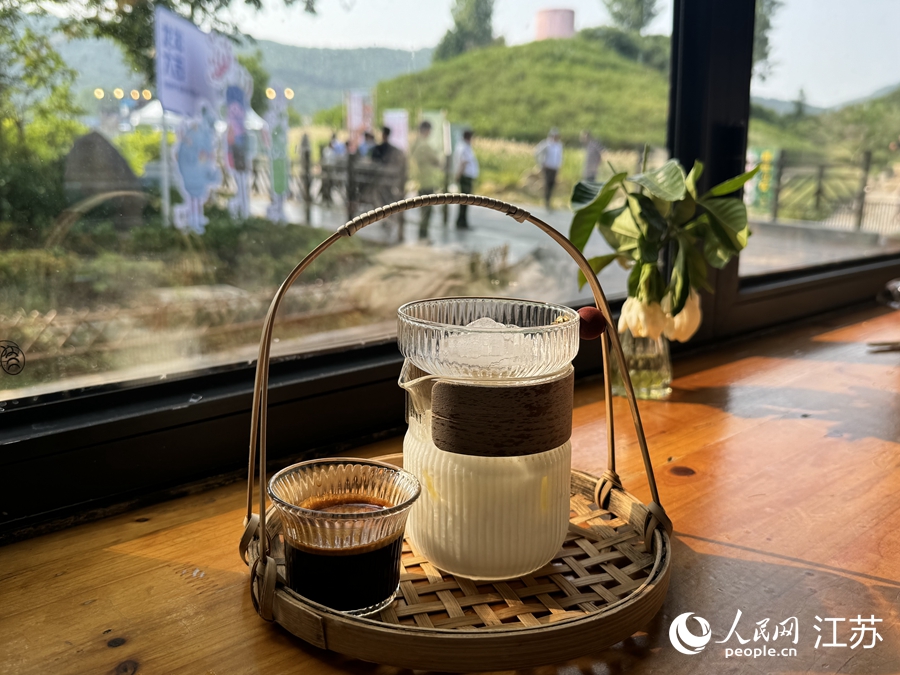 響堂村內(nèi)梔子花主題咖啡店。人民網(wǎng) 王丹丹攝
