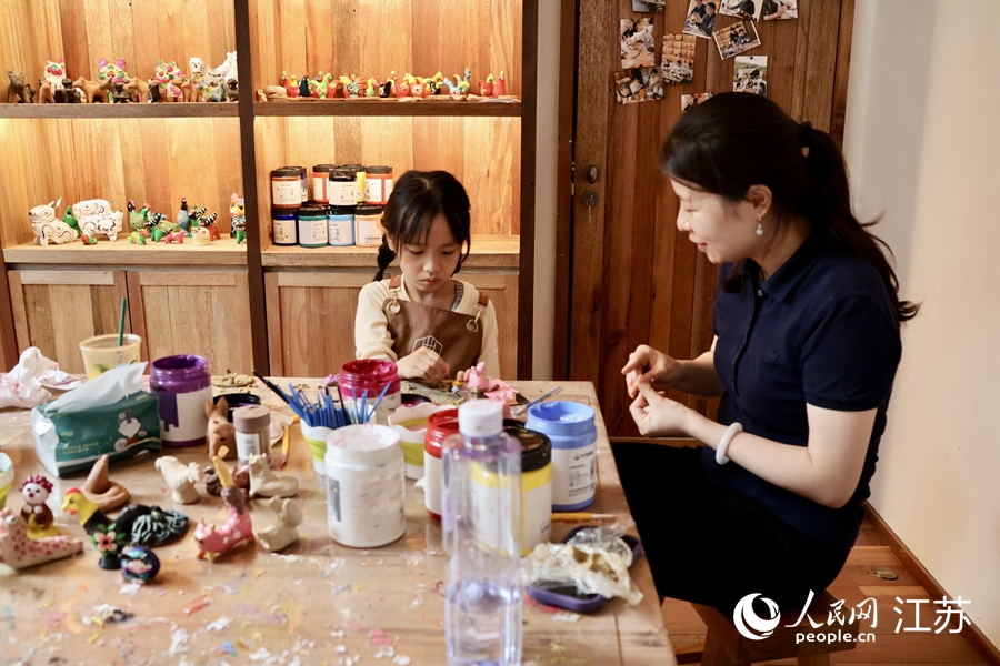 游客在村內(nèi)體驗(yàn)非遺制作。人民網(wǎng) 王丹丹攝