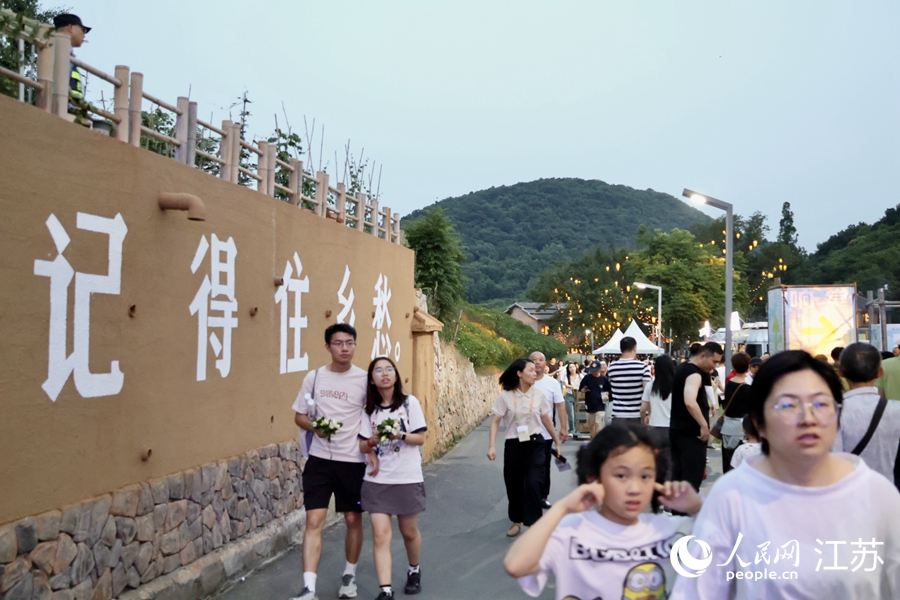 響堂村內(nèi)來往的游客。人民網(wǎng) 王丹丹攝