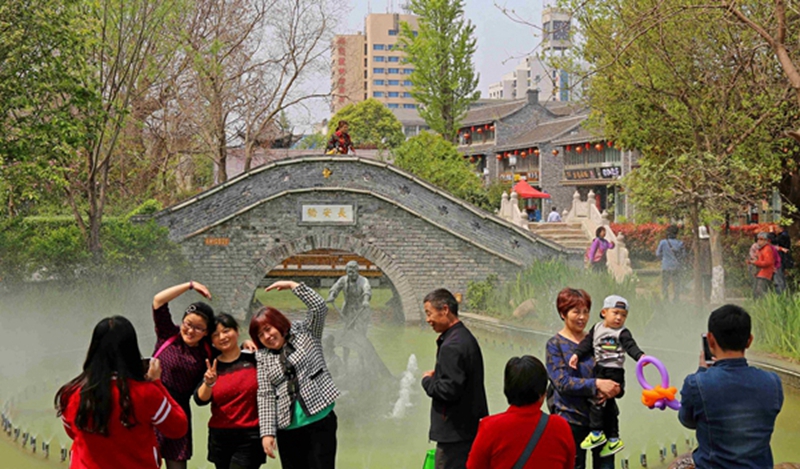 興化“八字橋”廣場游人如織。梅立成攝