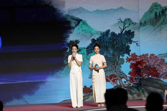 陳麗君、何青青同臺演出。揚州市委網(wǎng)信辦供圖