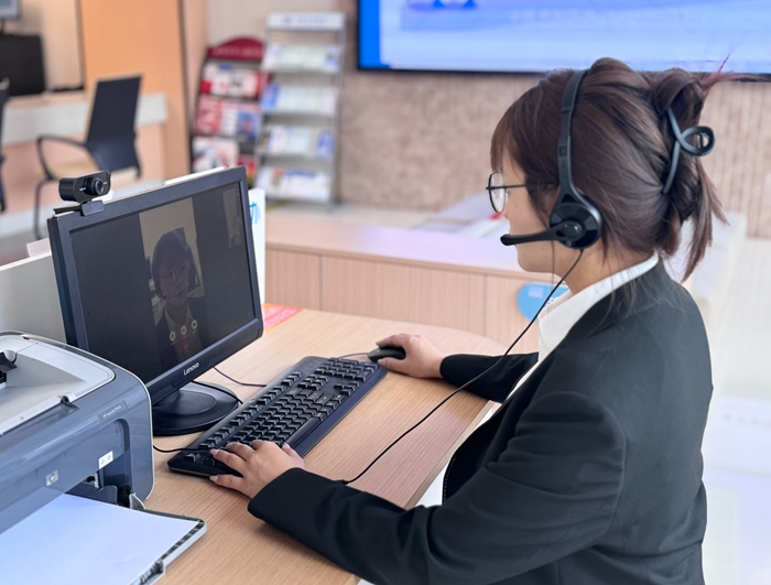 工作人員“視頻辦”現(xiàn)場。青龍街道供圖