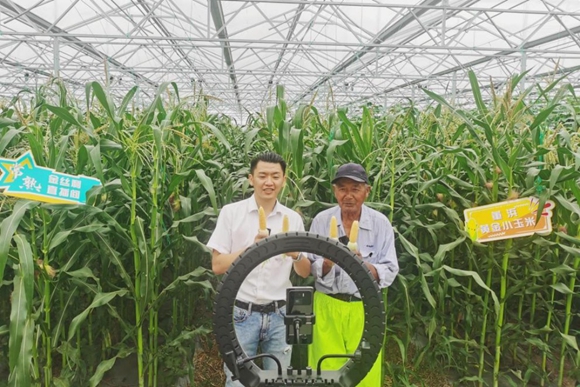 助農(nóng)直播現(xiàn)場。常熟煙草供圖