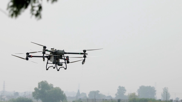 農(nóng)用植保機(jī)灑下專用藥劑。東臺市委宣傳部供圖