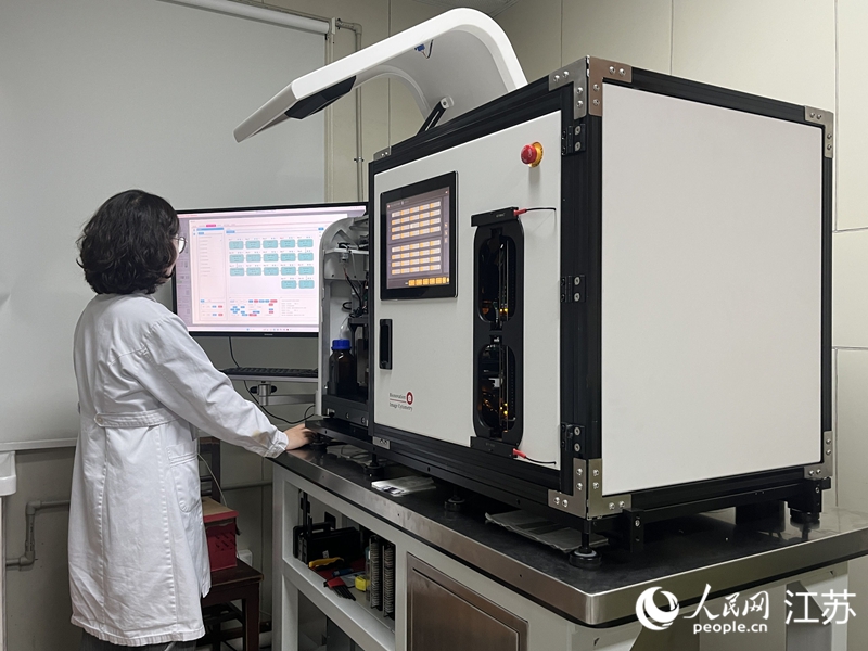 江蘇省人民醫(yī)院醫(yī)生正在進(jìn)行基于人工智能的細(xì)胞形態(tài)學(xué)檢測(cè)。人民網(wǎng) 王雪彤?dāng)z