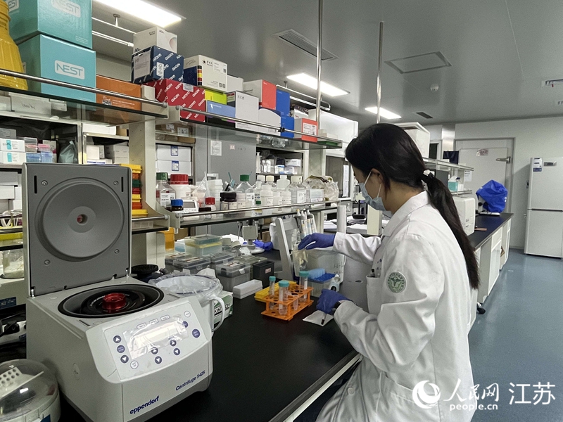 皮研所實(shí)驗(yàn)員正在制備組織單細(xì)胞懸液。人民網(wǎng) 王雪彤?dāng)z