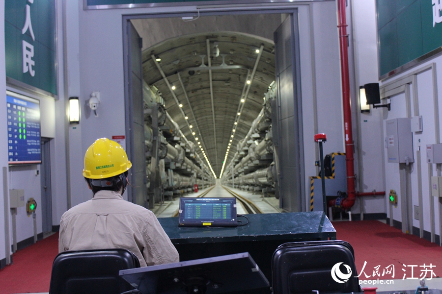 蘇通GIL綜合管廊運維員巡檢。人民網(wǎng) 俞楊攝