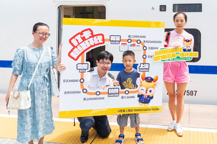 旅客在上海站站臺(tái)打卡“超級(jí)大環(huán)線”留念。豐子愷攝