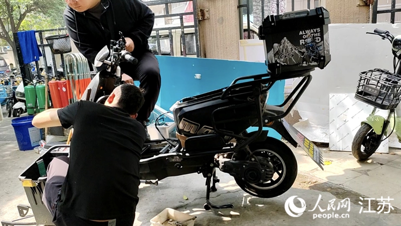 南京一車行對(duì)已拿到綠牌的電動(dòng)自行車進(jìn)行改裝。 人民網(wǎng) 江楠攝