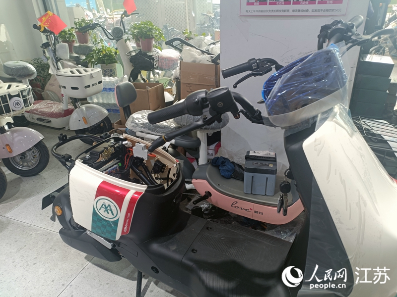 上了綠牌的電動(dòng)自行車被拆成車架銷售。人民網(wǎng) 常雨薇攝