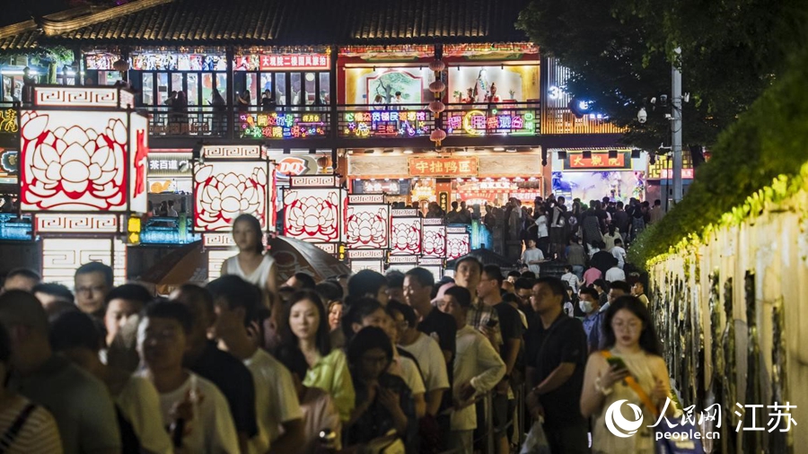 秦淮河畔，等待泛舟的游客。人民網(wǎng)記者 許崢攝