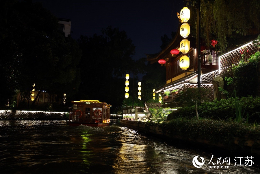 秦淮河上，畫舫悠然前行。人民網(wǎng)記者 許崢攝