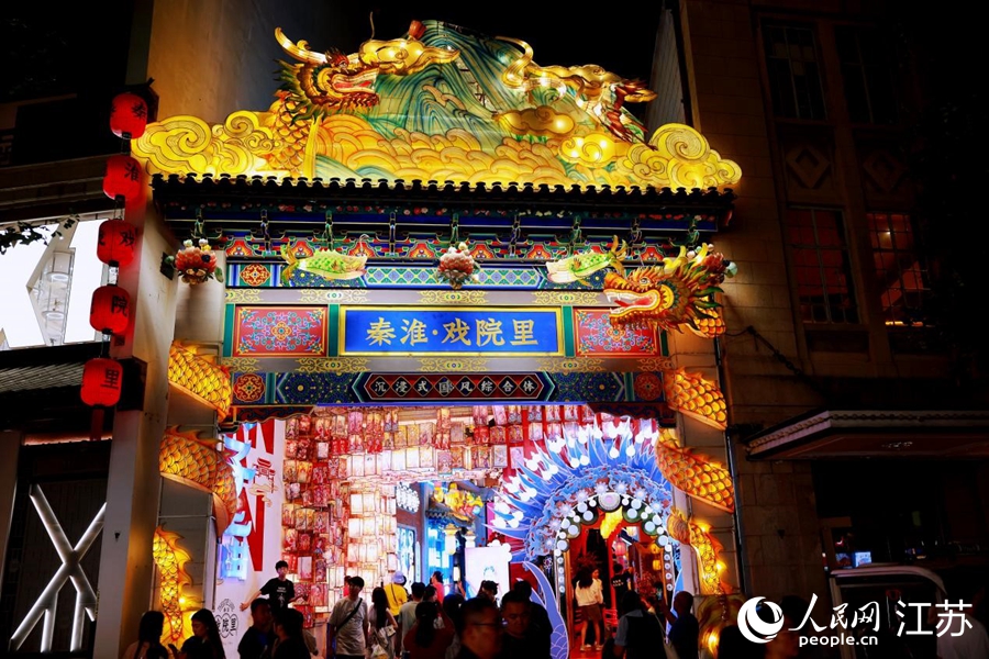 秦淮·戲院里，游客欣賞戲曲、拍照打卡。人民網(wǎng) 余樂攝