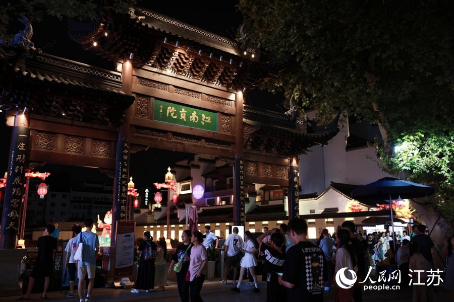 江南貢院牌坊前游客熙攘。人民網(wǎng) 余樂(lè)攝
