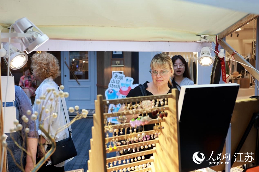 熙南里街區(qū)，外國(guó)游客在特色首飾前駐足挑選。人民網(wǎng) 余樂(lè)攝