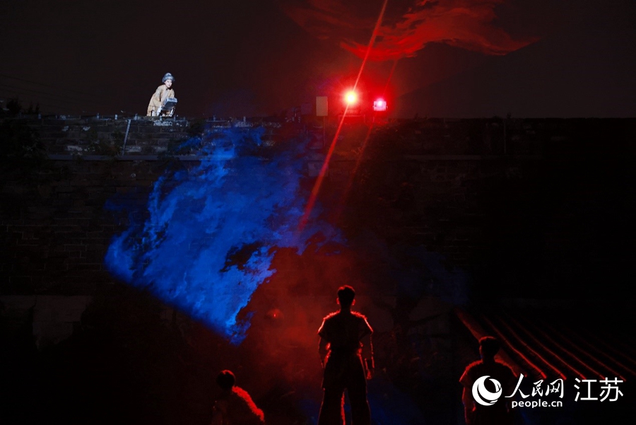 中華門依托城墻打造的夜間演出。人民網(wǎng) 余樂攝