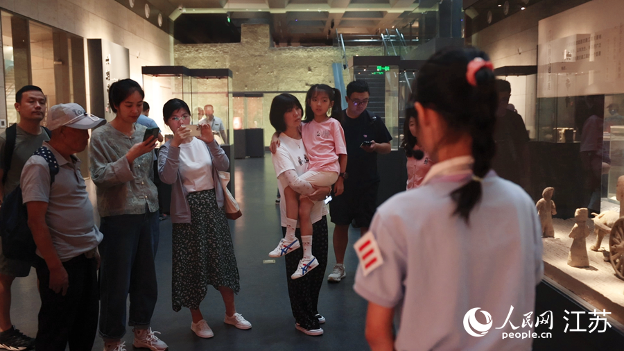 六朝博物館里“學(xué)生講解員”在向游客講解。人民網(wǎng) 余樂攝