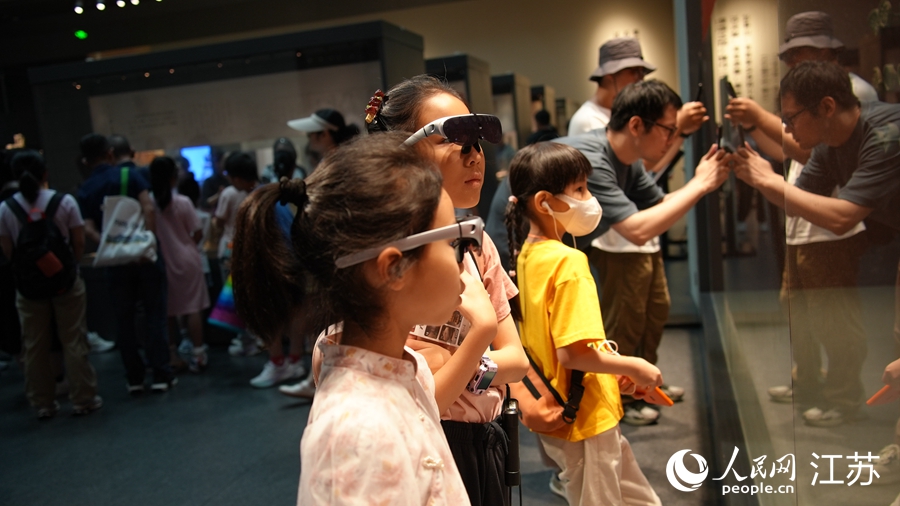 小朋友們?cè)诹┪镳^參觀。人民網(wǎng)記者 許崢攝