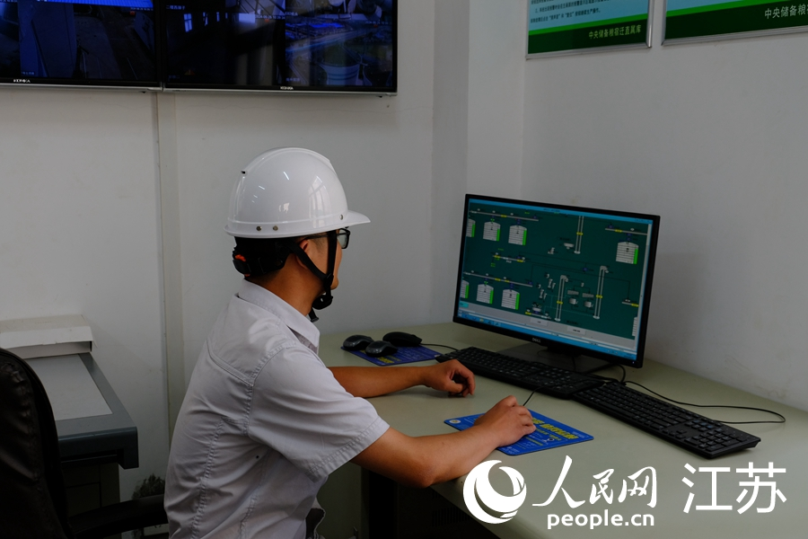 倉儲(chǔ)管理科保管員遠(yuǎn)程監(jiān)看儲(chǔ)糧情況。人民網(wǎng) 王雪彤?dāng)z