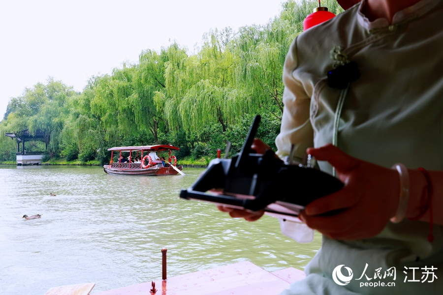 船娘用無線控制的手柄和電機替代了傳統(tǒng)搖櫓。人民網(wǎng) 余樂攝