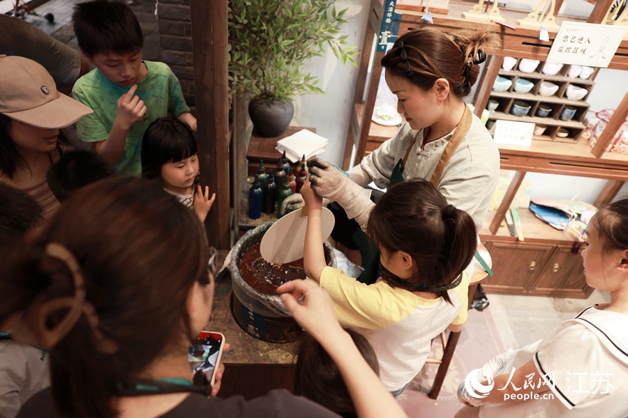 揚州中國大運河博物館里的漆扇吸引了小朋友們。人民網(wǎng) 余樂攝