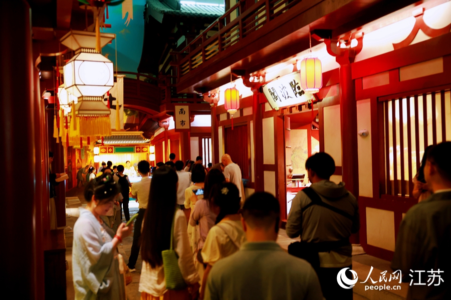 揚州中國大運河博物館里的實景街區(qū)游人如織。人民網(wǎng) 余樂攝