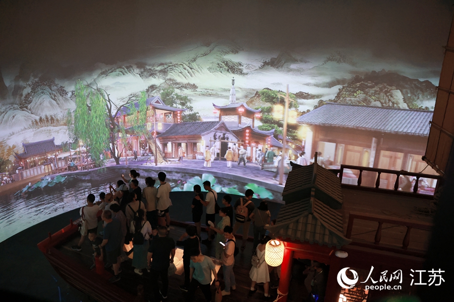 游客在揚(yáng)州中國大運(yùn)河博物館體驗(yàn)實(shí)景飛沙船。人民網(wǎng) 余樂攝