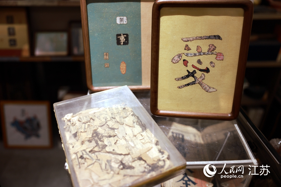 揚州皮市街上，將殘破古籍“變廢為寶”的文創(chuàng)產(chǎn)品備受歡迎。人民網(wǎng) 余樂攝