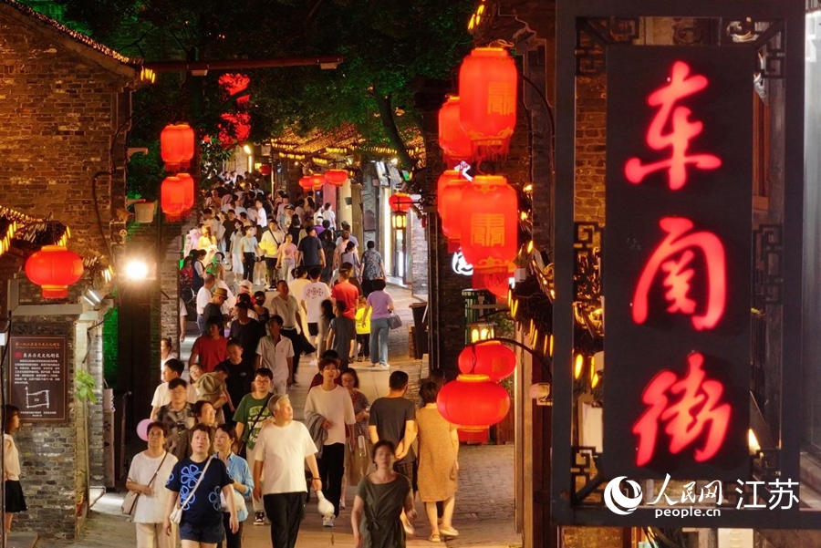 揚(yáng)州歷史文化街區(qū)東關(guān)街上市民游客熙來攘往。人民網(wǎng)記者 張玉峰攝