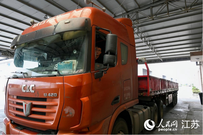 司機劉順正在等待成品米裝車后前往浙江嘉興。人民網(wǎng) 鞠峰攝