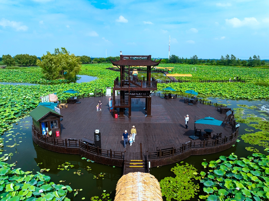 游客在景區(qū)游玩。周社根攝