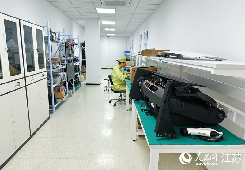 揚(yáng)杰科技中央研究院實(shí)驗(yàn)室內(nèi)，研發(fā)人員正忙碌。人民網(wǎng) 周夢(mèng)嬌攝