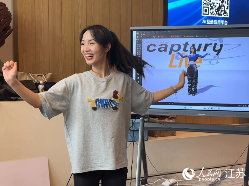 舞者的動(dòng)作通過三維實(shí)時(shí)渲染，方便其對(duì)標(biāo)找差。人民網(wǎng) 楊維瓊攝