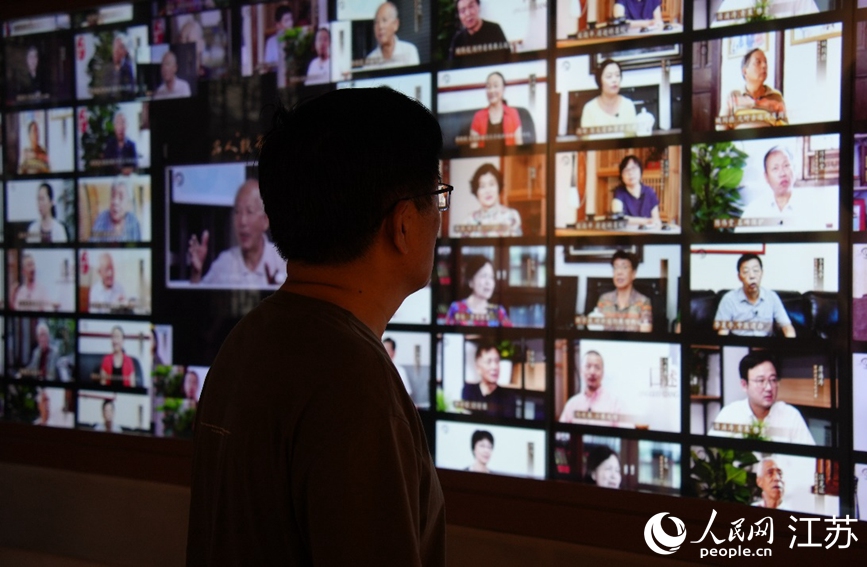 青果巷文化記憶館的“口述青果”展示大屏上，記錄著百余人與這條巷子的溫馨過往。人民網(wǎng)記者 許崢攝