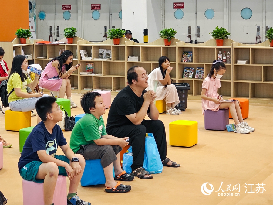 青少年閱讀嘉年華現(xiàn)場。人民網(wǎng) 徐晨曦攝