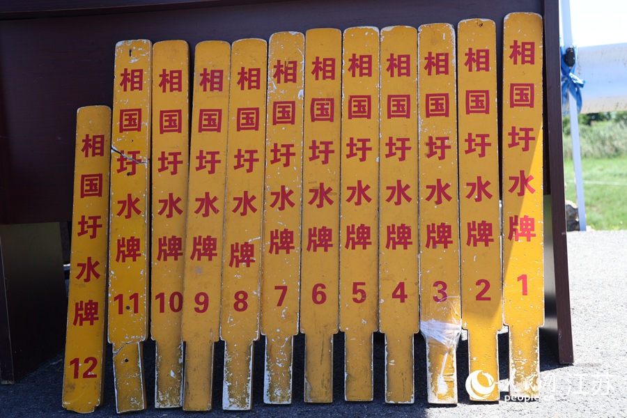磚墻鎮(zhèn)相北村防汛值守點，12張“水牌”整齊排列。人民網(wǎng) 楊維瓊攝