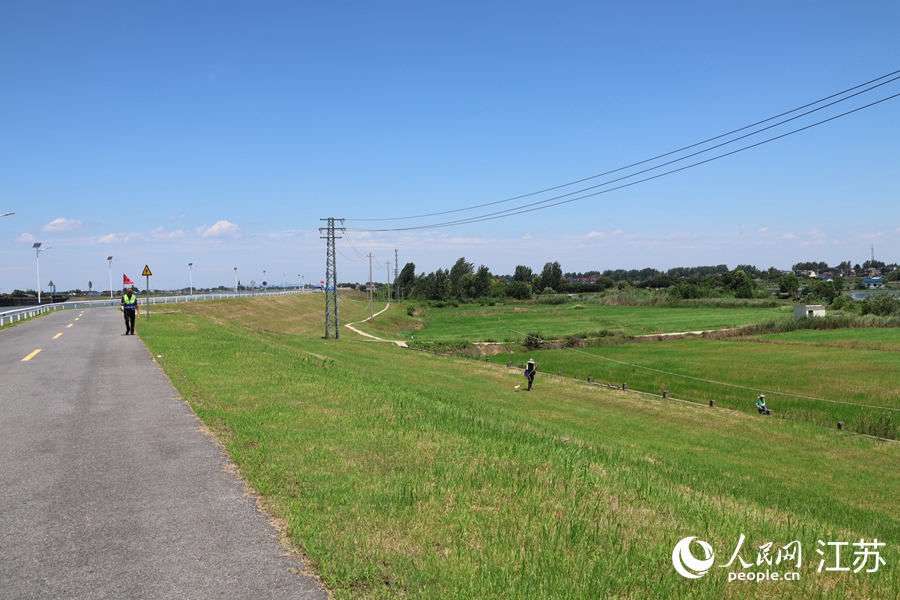 上午8點，三人一組，巡堤工作開始。人民網 楊維瓊攝