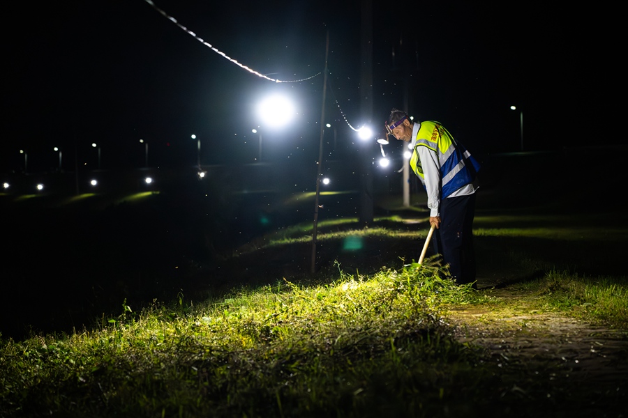 夜晚，巡堤人員頭戴照明設(shè)備繼續(xù)值勤。劉列攝