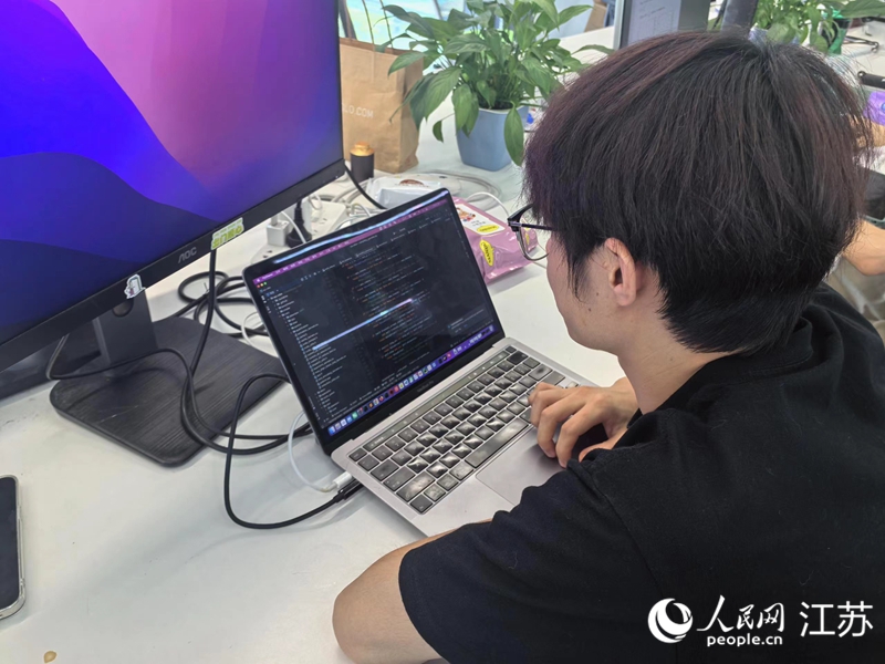 有零科技的大模型訓(xùn)練工程師進(jìn)行模型訓(xùn)練。人民網(wǎng)記者馬曉波攝