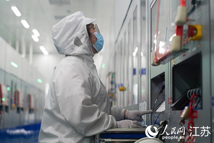 “燈塔工廠”內(nèi)，穿戴齊備的技術人員。人民網(wǎng) 郜超攝