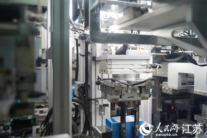 焊接機床內(nèi)的相機正在拍攝動力電池，照片將用于AI缺陷檢測。人民網(wǎng) 郜超攝