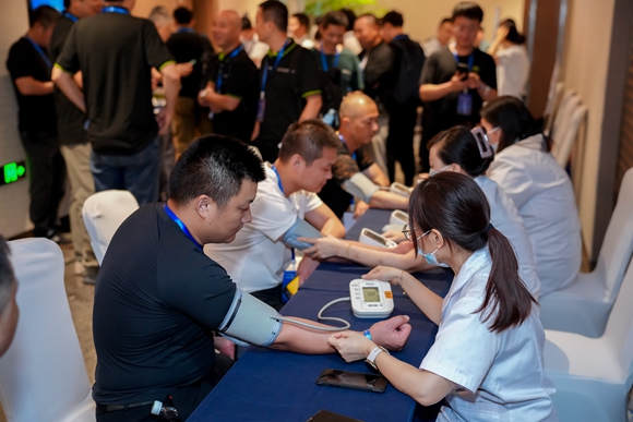 活動現(xiàn)場,醫(yī)療機構(gòu)為船員進行義診。太倉海事局供圖