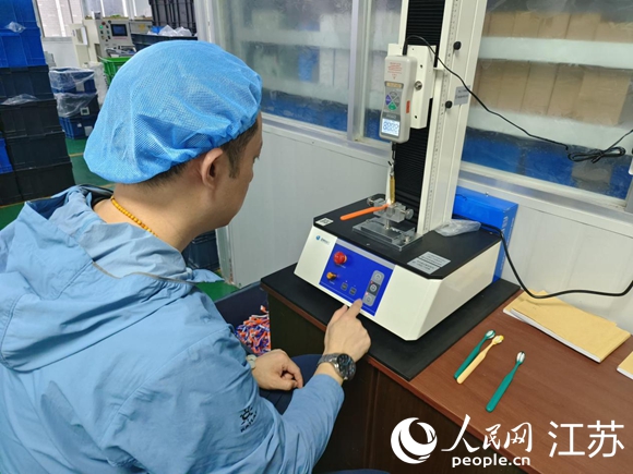 張德鋼測(cè)試牙刷單絲壓力。人民網(wǎng) 張瀚天攝