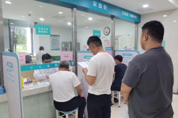 網(wǎng)約車司機(jī)在進(jìn)行抽血檢查。建鄴區(qū)建設(shè)局供圖