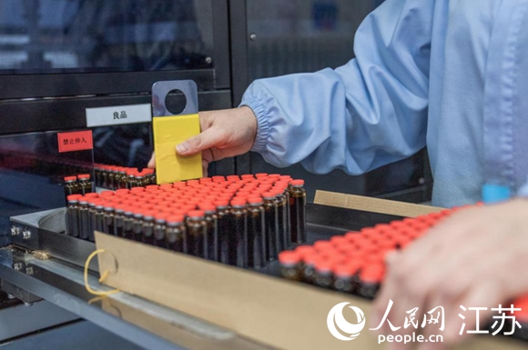 制劑車間內(nèi)剛剛完成良品智能檢測(cè)的成品。人民網(wǎng) 余樂攝