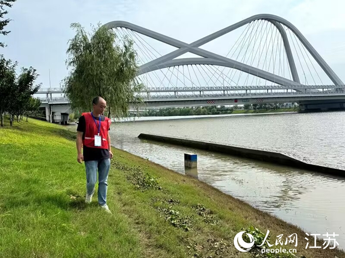 唐志剛正在巡堤。人民網(wǎng)記者 馬曉波攝