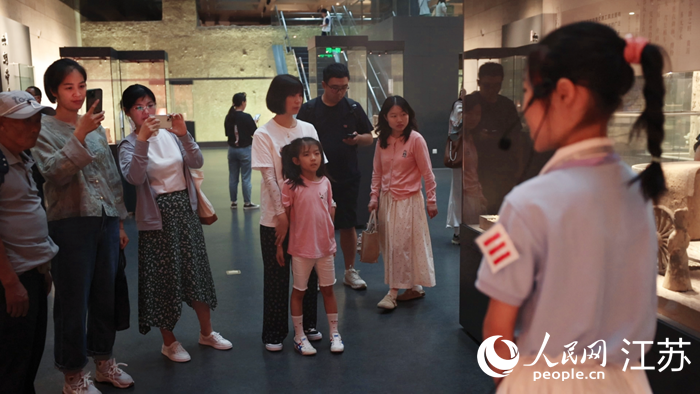 吳欣逸向游人講解文物背后的歷史。人民網(wǎng) 余樂攝