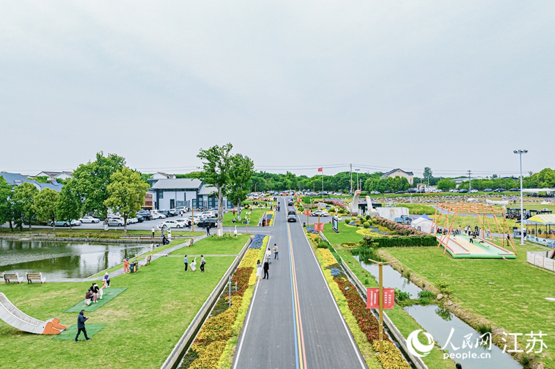 溧陽“1號公路”北山片區(qū)入口，游人享受休閑時光。人民網(wǎng) 郜超攝