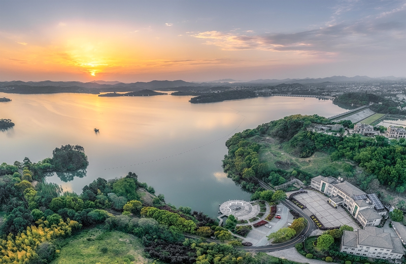 天目湖片區(qū)，“1號公路”環(huán)湖而建。溧陽市委網(wǎng)信辦供圖