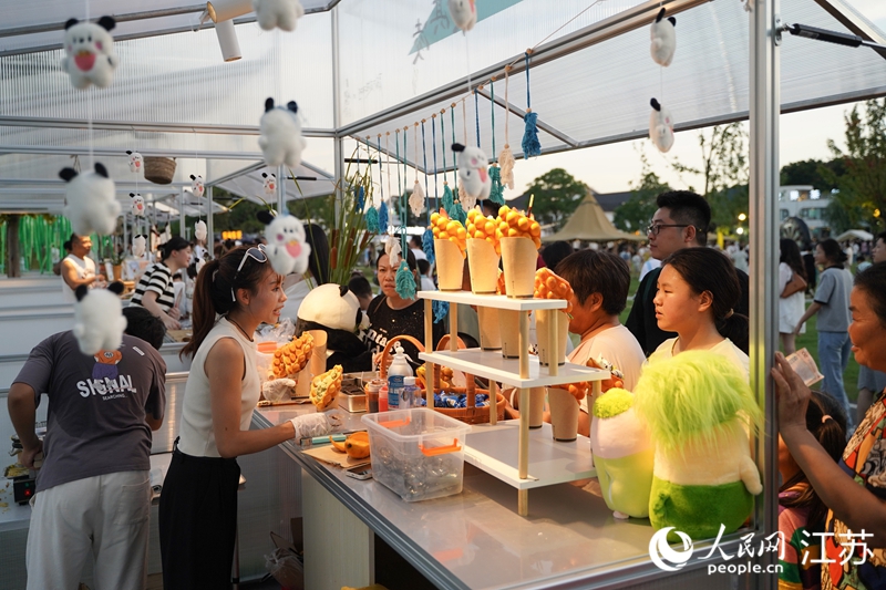 游客在夜市冰淇淋攤前排隊等待。人民網(wǎng) 郜超攝